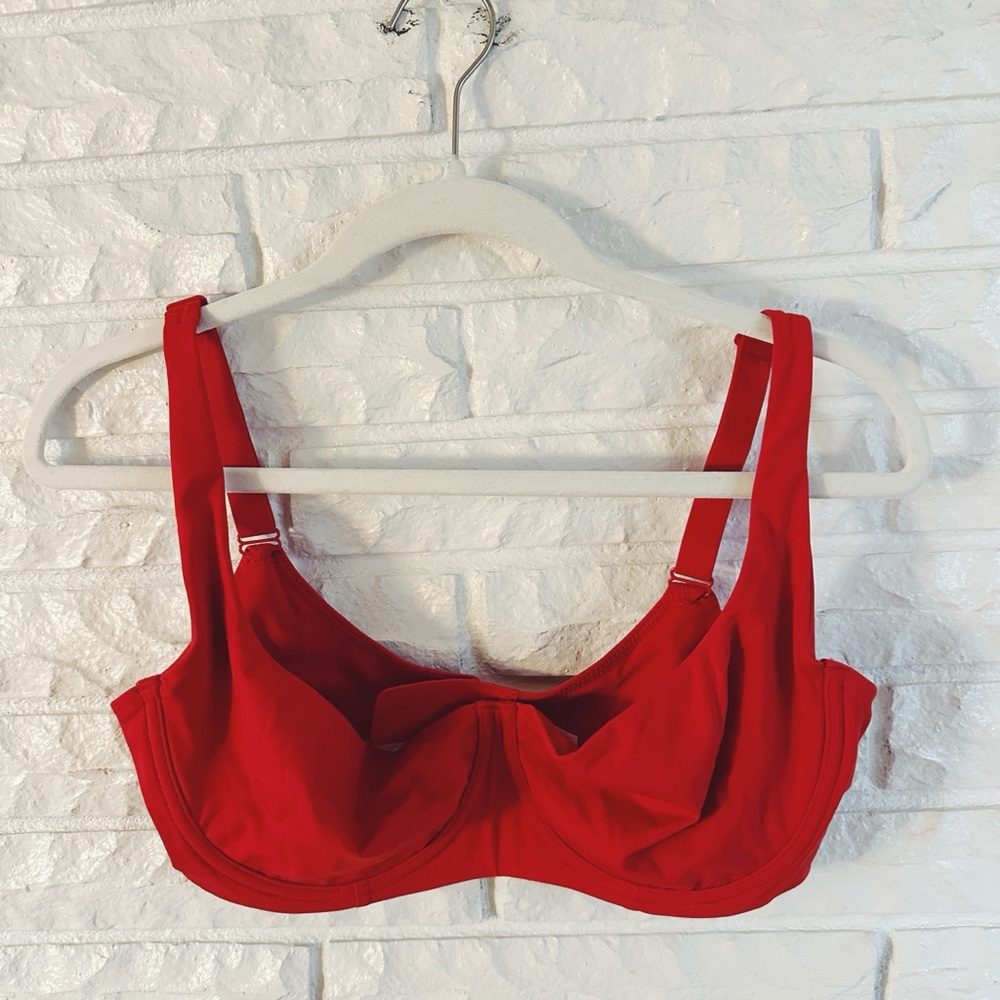 Smooth Red Underwire Bra with Supportive Straps - Picture 3 of 5